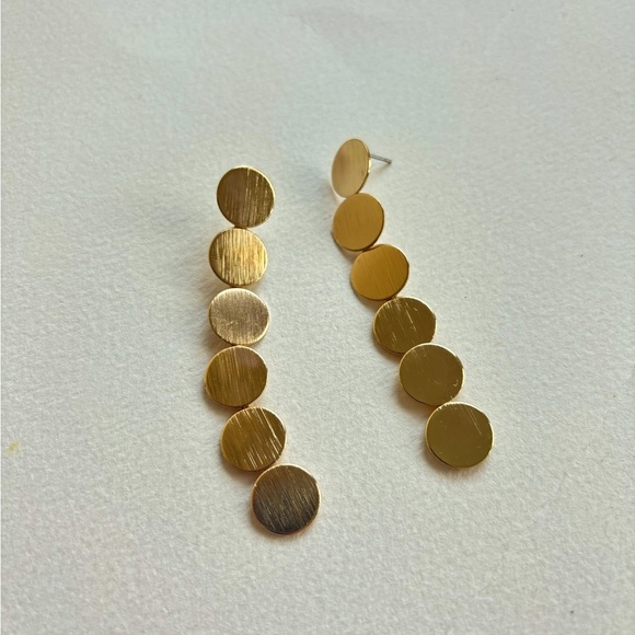 NWT Gold circle modern statement earrings ✨ - Picture 7 of 8